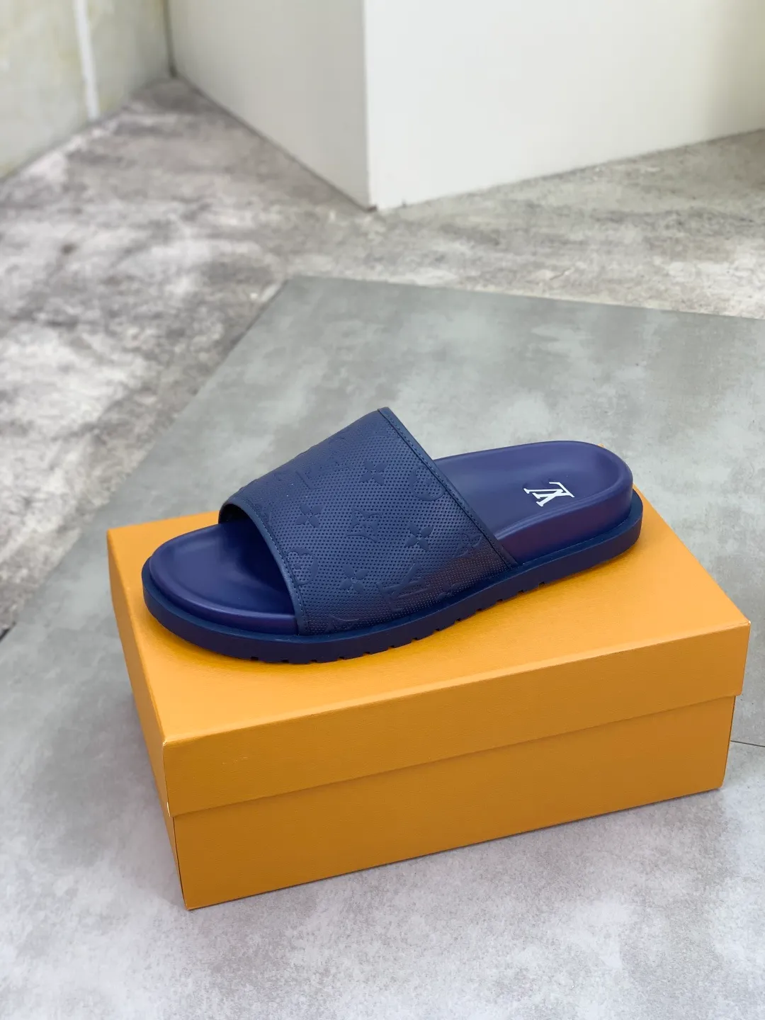Men's shoes 💰P300💰【New style】🆘 Original quality 【LOUIS VUITTON】The popular Louis Vuitton LV men's slippers on the official website are on sale simultaneously! Original fabric imported from Italy, original factory special supply, code number: 38-44 (45 customized), many colors available